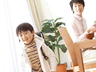 元気よく学校にいく小学生