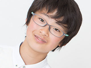 眼鏡を掛けた小学生
