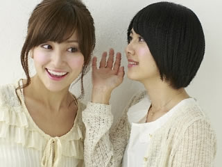 ママ友に辛い肩こりの解消法を聞く女性