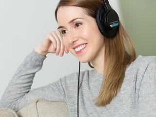 疲れた体を音楽で癒やす女性
