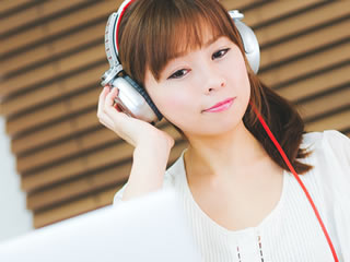 睡眠導入の為に音楽を効く女性