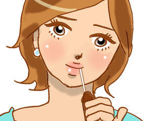 栄養ドリンクを飲む女性