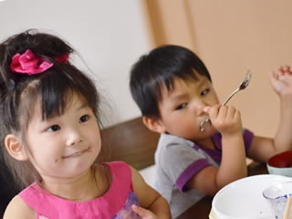 食品添加物を食べる2人の子供