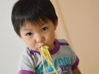 パスタを鬼の形相で頬張るワンパク息子