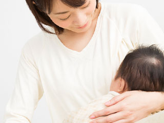 授乳する母親