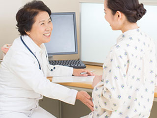 女医に相談する妊婦