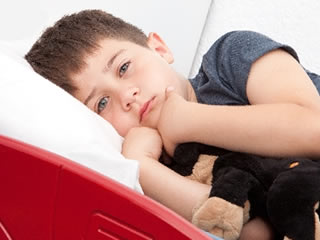 具合が悪くベットから出てこれない子供