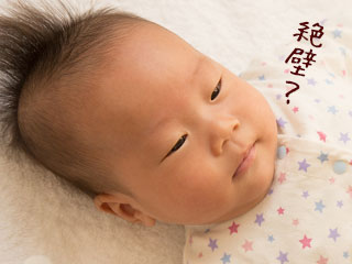 布団に直接頭をおく赤ちゃん