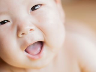 笑顔の赤ちゃん