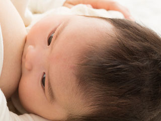 母乳を飲む赤ちゃん
