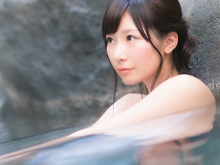 仕事で疲れた体とストレスを癒すために温泉に来た女性