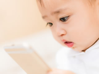 スマホで快眠アプリを探す最近寝不足気味の赤ちゃん