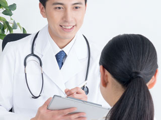 医者と診察受ける女性