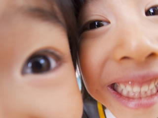 幼稚園ではしゃぐワンパクな男児