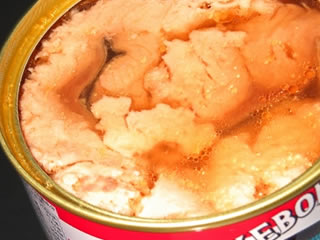 リン酸塩が無いか確認される鮭の缶詰