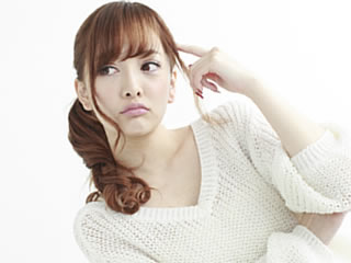 増粘多糖類について考えている女性