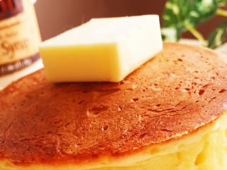 パンケーキの上に美味しそうに積まれたマーガリン
