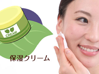 保湿クリームと肌を手入れする女性