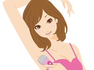 シェイバーで脇を剃る女性