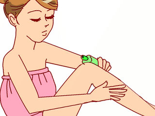 脱毛クリームを脚に塗る女性