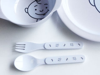 乳児用食器とスプーン