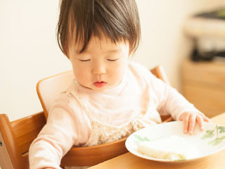 離乳食を食べる赤ちゃん