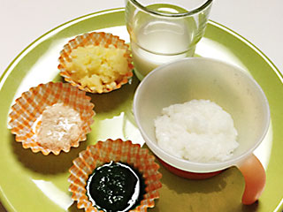 お盆にのった離乳食小分け