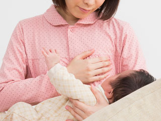 授乳する母親