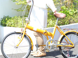 自転車の傍に立つ女性