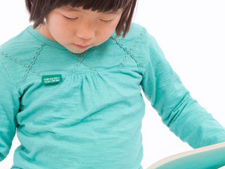 本を見る子供