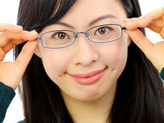 眼鏡をかけた女性