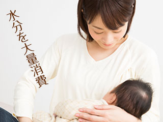赤ちゃんを抱える母親