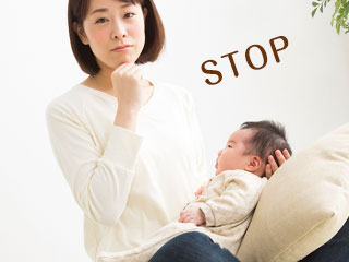 子供を膝において考える母親
