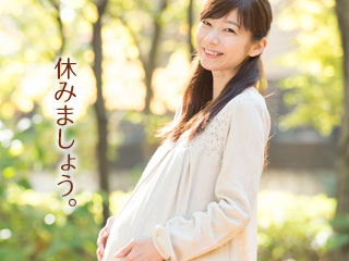 公園を散歩する妊婦