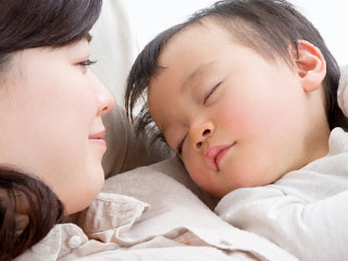 赤ちゃんのすぐ傍にいる母親