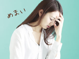頭に手をやり休む女性