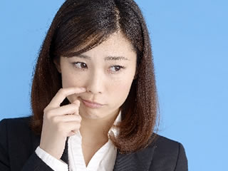 乾燥肌で顔がむずむずしている女性
