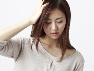 乾燥して頭が痒くなっている女性