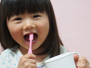 歯磨きする子供