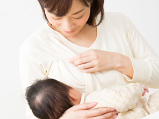 授乳する母親