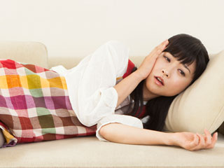 ソファに横になる女性