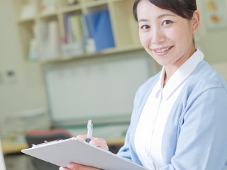 書類を見る看護師