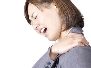 肩こりで痛烈な表情を浮かべる女性