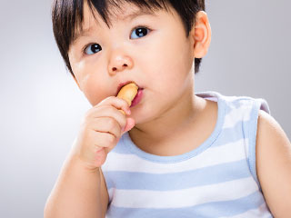 お菓子を食べる子供
