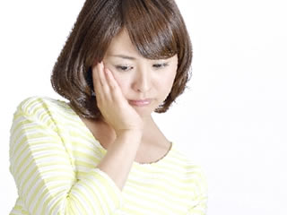 予防接種の効果について考える女性
