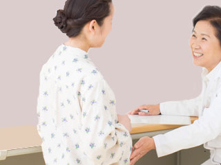助産師と懇談する妊婦