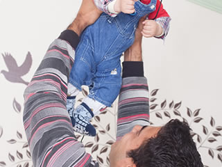 妻の産後ストレスに理解がある子煩悩な夫