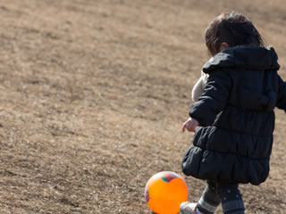 長女を公園に連れ出して自分もストレス解消する母親