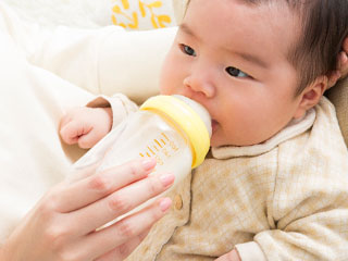 ミルクを飲む赤ちゃん