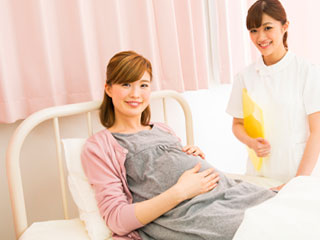 病院のベットに横になる妊婦